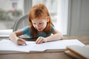dziewczynka rysuje szlaczki