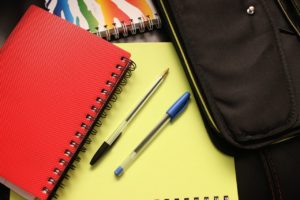 zeszyty i długopisy szkolne