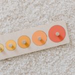 układanka dla dzieci z żółtymi i pomarańczowymi elementami