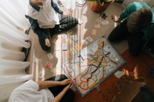 dzieci grające w grę planszową
