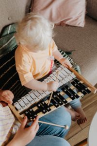 dziecko gra na instrumencie muzycznym