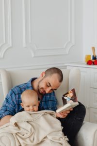 tata czytający niemowlęciu książeczkę