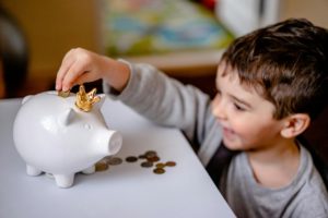 zabawka edukacyjna dla dzieci ucząca oszczędności